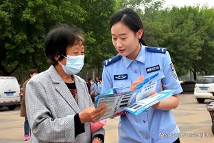 荣誉等身！王大雷获赠中超400场、泰山300场两件纪念球衣